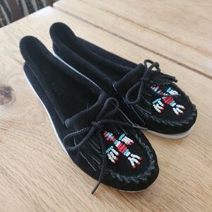 Minnetonka Black Leather Kilty Moccasins Shoes Beaded Thunderbird Women's Sz 7.5